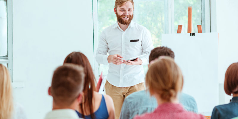 Consciência de expressão A consciência de expressão é um processo de autoconhecimento e entendimento. Antes de qualquer processo de aprendizado e desenvolvimento, é fundamental que você entenda em qual estágio está. O que acontece é que muitas vezes, as pessoas têm uma ideia errada sobre seus potenciais. É importante entender como você já se expressa, ou seja, em qual ponto da sua comunicação você está. Aprenda a falar sem ser monótono: https://ohquemfala.com.br/blog/como-falar-sem-ser-monotono/ Mas o que isso quer dizer? Às vezes, a pessoa fala em público, mas tem outros fatores que a incomodam, como por exemplo: Dicção; Falta de confiança; Não gostar da própria voz; Ansiedade; Não saber se posicionar; Dificuldade com a linguagem não verbal. É importante que você se questione sobre os seus medos e impedimentos para que possa encontrar a solução de cada problema.