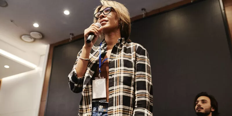 pessoa falando em público