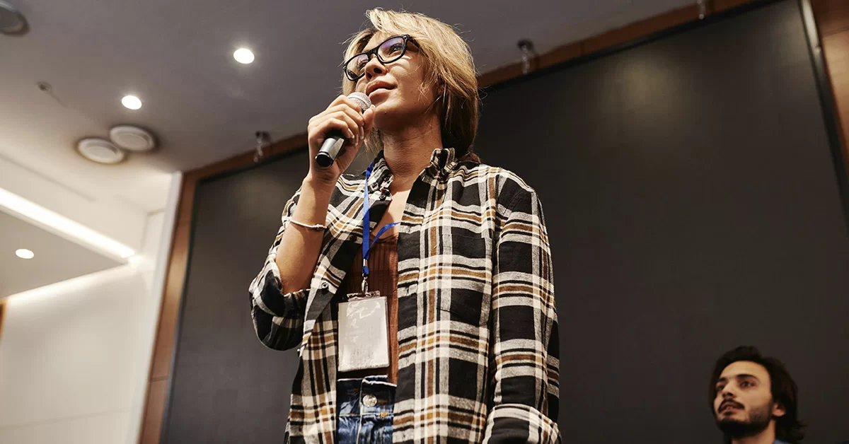 pessoa falando em público